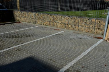 Kapısında mekanik mandalı olan arabalar ve tekerlekli sandalyeler için park etmek. Sadece bir kazık dikin ve kimse buraya park etmesin. Bir apartmanın önündeki özel arazi.