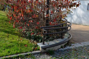 İki tırabzanla korkuluk. Galvanize çelik prizmalardan yapılmış. Alt korkuluk tekerlekli sandalyelere karşı bir koruma sağlar. Toplu konutlardaki hareketsizler için rampa.