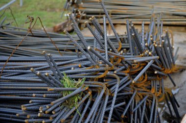 Kalaslar ve kontrplak tahtalardan yapılmış geçici iskelelerin yardımıyla beton duvarlar için inşaat hazırlığı. güçlendirilmiş beton, trafik yapısının basıncına ve titreşimlerine dayanır