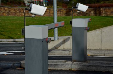 Kamera sistemi, araç plakalarını gerçek zamanlı olarak tanımayı mümkün kılıyor. Araç bariyerlere ulaşacak ve eğer aracın plakası ödeme yaptıysa yuvarlanacak.