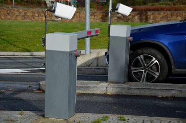 Kamera sistemi, araç plakalarını gerçek zamanlı olarak tanımayı mümkün kılıyor. Araç bariyerlere ulaşacak ve eğer aracın plakası ödeme yaptıysa yuvarlanacak.