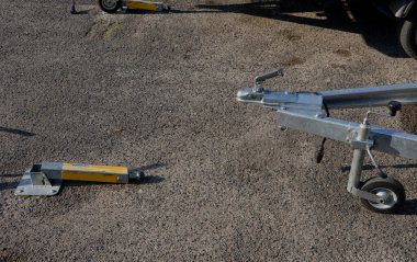 Bir arabanın veya kamyonetin arkasındaki karavanlar için kilitli park yeri. Çekme cihazının, yola bağlı olan devrilme direğindeki ucu. Bir çekici, bir kamyon muşamba ve kenarları olan sıradan bir ceset.