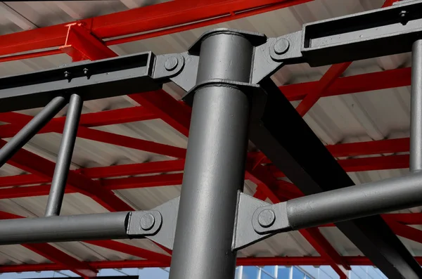 Конструкция Трубы Соединенная Штифтами Защитный Навес Над Входом Серый Красный — стоковое фото