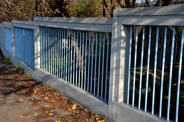 Der Zaun Besteht Aus Einem Betonrahmen Den Blaue Metallgitterstäbe Eingelassen — Stockfoto