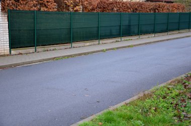 Tel örgünün gölgelendirme kumaşı özel bir alan yaratıyor ve bir dakika içinde sinir bozucu komşulardan ve sokaktan, inşaat alanından, asfalt kirişli çitten gelen opak bir çitin oluyor.