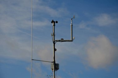 Şu anki hava durumunu ve kar tabakasını ölçmek için açık hava istasyonu. Dağlarda ya da ormanda tam teçhizatlı bir istasyon. Sıcaklığı ve küresel ısınmayı izlemek.