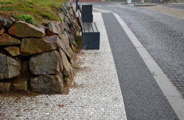 Beton görünümlü, çiçek saksıları ve kozalaklı, cüceden alınan kozalaklarla çevrelenmiş kare, kalın ve arka ışıklandırmalı. Sonbahar, okul boyunca güvenli bir şekilde yürümek.,