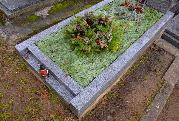 墓の装飾を注文する 小枝や花輪を置くことで冬のシーズンの準備 花崗岩の石の墓石や照明ろうそくをきれいにします お住まいの地域の墓石と石工 針のカバー — ストック写真