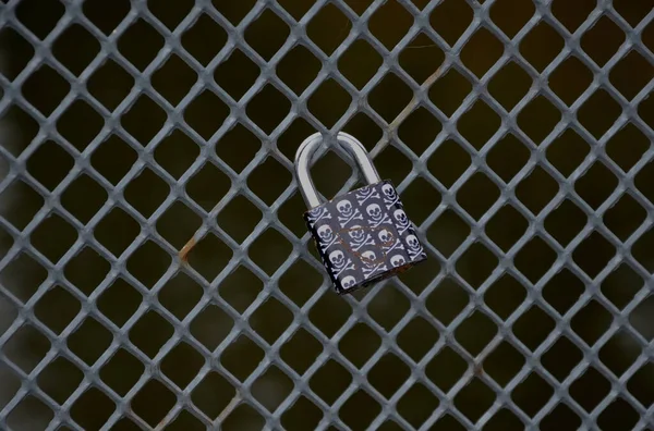 Замки Влюбленных Надписями Висят Проволочном Заборе Locked Key Throw Water — стоковое фото