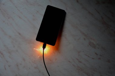 Prizdeki şarj aletine bağlı. Asla bir gecede şarj olma, bataryanın yanma riski var, gözetimsiz trafo. Cilt, özellikleri kaydederken, elektrik kaynağından ayrılırken yanar