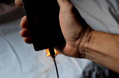 Prizdeki şarj aletine bağlı. Asla bir gecede şarj olma, bataryanın yanma riski var, gözetimsiz trafo. Cilt, özellikleri kaydederken, elektrik kaynağından ayrılırken yanar