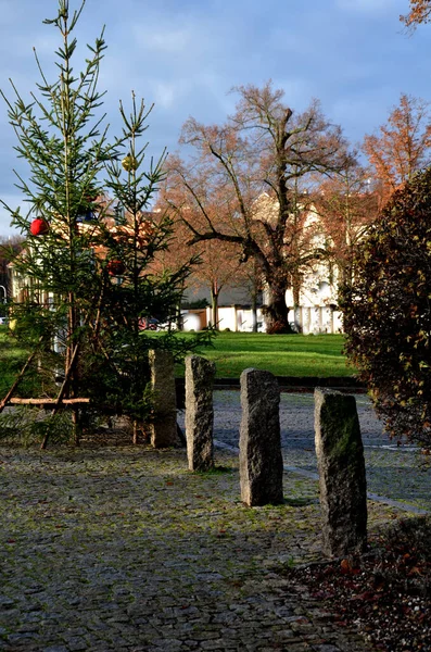 공원의 입구는 대략적으로 다듬어 돌담으로 보호를 받는다 크리스마스 — 스톡 사진