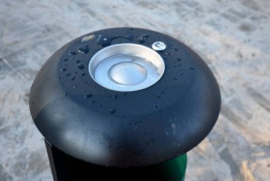 Oturma kısmının bir çubukla birbirine bağlı sıralanmış dikey tahtalarla oluştuğu ahşap küçük bank. Kışın Perravinali 'de daimi varlıklarla park et. Güneş uzayı aydınlatır. Koruyucu ızgaralar, silindir