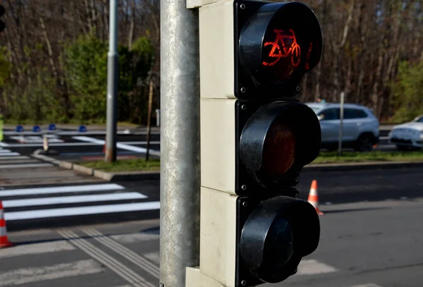 一時的な交通信号柱は道路の修理中に主なものを置き換えます 信号は機能せず黒い布で覆われています 制御された交差点での建設作業は — ストック写真