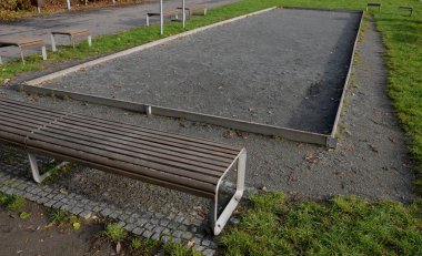 Parkın içinde yürüyen patika. Ayrıca bej rengi kumlu bir yüzey olan dikdörtgen şeklinde bir bowling sahası da var. Dinlenme yeri olmayan banklar seyirciyi rahatlatmak için kullanılır, tahta kaldırımlar.
