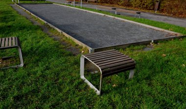Parkın içinde yürüyen patika. Ayrıca bej rengi kumlu bir yüzey olan dikdörtgen şeklinde bir bowling sahası da var. Dinlenme yeri olmayan banklar seyirciyi rahatlatmak için kullanılır, tahta kaldırımlar.