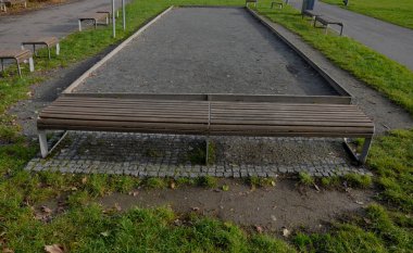 Parkın içinde yürüyen patika. Ayrıca bej rengi kumlu bir yüzey olan dikdörtgen şeklinde bir bowling sahası da var. Dinlenme yeri olmayan banklar seyirciyi rahatlatmak için kullanılır, tahta kaldırımlar.