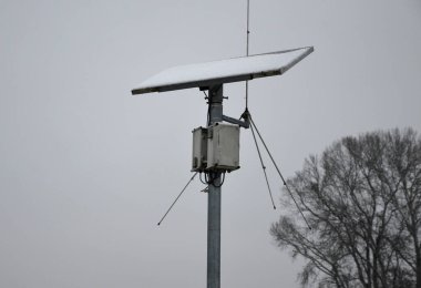 Güneş panelleri ve ısıtma suyu toplayıcıları kış koşullarında çalışmaz. Kar güneş hücrelerini bir katman ile kaplıyor ve ışık radyasyonu silikona elektrik enerjisi aktarmıyor. 