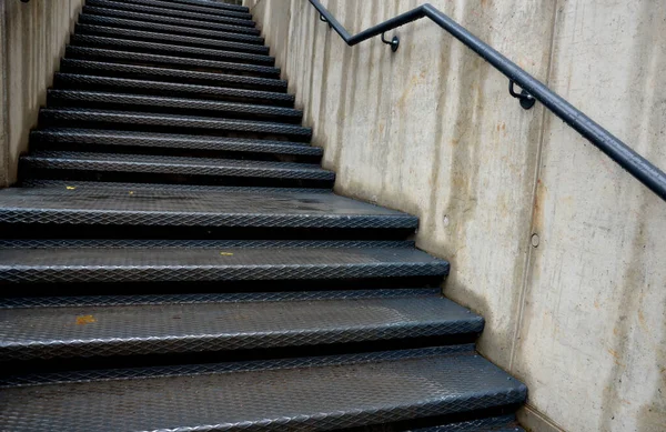 Betonwände Zwischen Denen Eine Metallene Treppe Mit Rutschhemmendem Muster Eingekeilt — Stockfoto