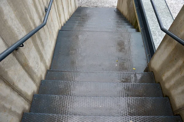 Paredes Concreto Entre Quais Uma Escada Metal Com Padrão Derrapante — Fotografia de Stock