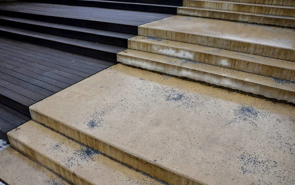Cascalho Fino Derramado Escada Concreto Aspersão Tem Efeito Antiderrapante Pedestres — Fotografia de Stock