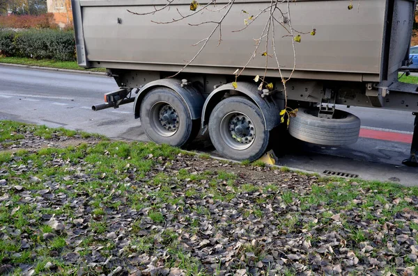 Egy Koszos Kamion Parkol Utcán Van Kerekén Műanyag Vonórúd Van — Stock Fotó