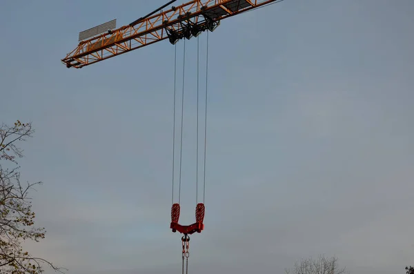 2本のロープで吊られたクレーン 金属フック 両側には大きくて重い荷物を運んでいます ロープはねじれたりねじれたりしない 輸送は安全です — ストック写真