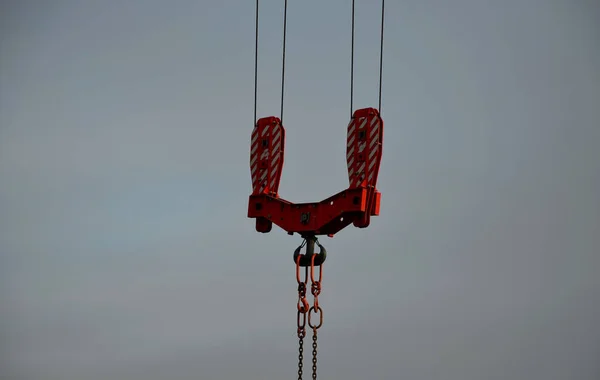 2本のロープで吊られたクレーン 金属フック 両側には大きくて重い荷物を運んでいます ロープはねじれたりねじれたりしない 輸送は安全です — ストック写真