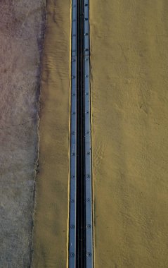 Uzanabilir beton cisimlerin güvenli bağlantısı için çatı inşaatı ya da köprü genişlemesi. Metal kutunun içindeki kauçuk eklem genişlemeyi ve güçlendirilmiş betonun kasılmasını sağlar. park alanı kayma karşıtı 