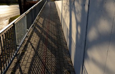 İki tırabzanla korkuluk. Galvanize çelik prizmalardan yapılmış. Alt korkuluk tekerlekli sandalyelere karşı bir koruma sağlar. Konutlardaki hareketsizler için rampa, paslanmaz çelik, merdiven, rampa.