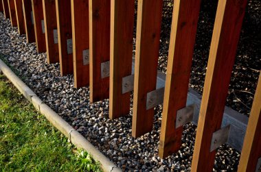 Hava tahtaları, çıtalar, kaplamalı sanayi binaları. Metal bir desteğe monte edilmiş. Sarmaşıklı sanayi binası. Dikey çizgili endüstriyel bir binanın kirişi..