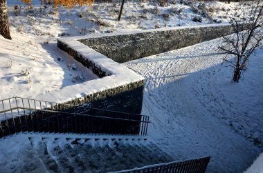Yolun yukarısındaki Gabion duvarını muhafaza ediyorlar. Ebediyete kadar uzanan yatağı toprak kaymalarına karşı tutar. Muhteşem peyzaj, kahverengi çakıl saman, yer altındaki merdiven, altgeçit, korkuluk, siyah, geniş