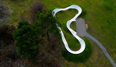 Otoparkta bisiklet yolu Pompalama (yukarı ve aşağı hareket) modüler pompa pisti boyunca bisiklet, scooter, kaykay ve dahili patenleri hareket ettirmek için pedal ve zıplama yerine kullanılır