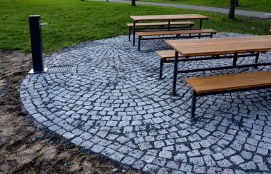 Park koltukları, ahşap masalar, banklar piknik, barbekü, ızgara. Paslanmaz çelik lavabosu olan mutfak yemek ve el yemede iyidir. Daire şeklinde granit asfalt yüzey. ahşap kaplama