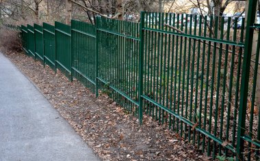 Parkta uzun yeşil kafes çitleri var. Hayvanat bahçesinin büyük memeliler için güçlü ve tırmanması zor bir çite ihtiyacı vardır. Ziyaretçiler için asfalt yol