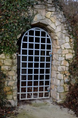 Kiler kapısı, kemer şeklinde dövülmüş bir kafes tarafından oluşturulmuş. Kum taşı bloklardan oluşan kumtaşı duvar. Bahçe parkı, manzara, mağarası olan eğimli arazi.