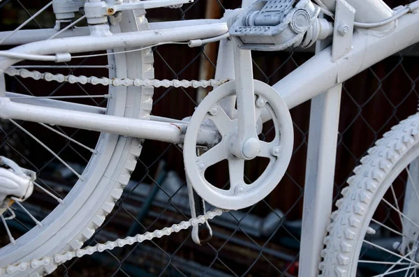 Εντελώς Ένα Λευκό Ζωγραφισμένο Ποδήλατο Τρελός Ψεκαστήρας Εκδικήθηκε Τον Γείτονα — Φωτογραφία Αρχείου