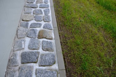 Çimlerin geçici örtüsü erozyona karşı büyük bir yamaç sağlamak için tekstil ekiliyor. Dik yamaçlar için hindistan cevizi ağını dengeleyen kahverengi jüt kumaş kullanıyor. Şiddetli yağmurda toprak dışarı sızmaz.