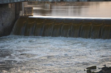 Sel sırasında kubbeli su büyük barajlardan dökülür ve çok fazla köpük oluşturur. Balık geçidi, hidroelektrik santrallerinin yükseklik farklılıklarının üstesinden gelmek için bir tarafsızlıktır..
