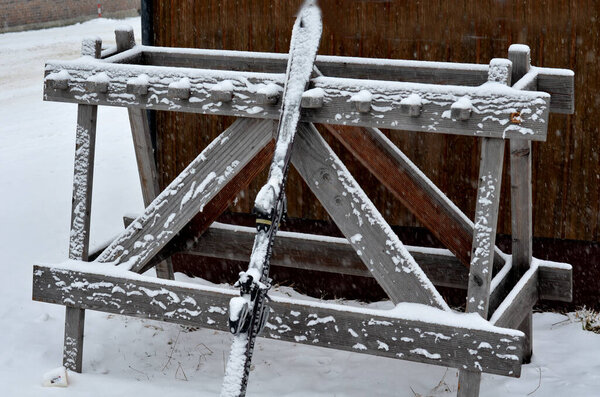 Лыжный центр оборудован лыжными стойками. трассы для спуска и фон горнолыжного курорта. Простой бортовой организатор со штырями для отделения лыж друг от друга.
