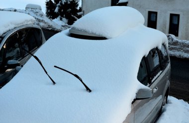 Arabanın ön camı dondu. Neyse ki silecekler çalışıyor. Şimdi dikkatlice kazımak ya da sıvı çözücü sprey kullanmak gerekiyor. Daha ileri gitmek için arabadan manzara gereklidir.