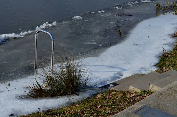 Frozen River Has Modified Entrances Water Embankment Swimmer Decides Take — Stock Photo, Image