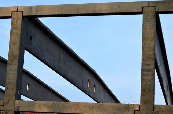 Endüstriyel Depo Binasının Beton Yapısı Karıştırıcının Beton Besleyici Kolu Kirişlerin — Stok fotoğraf