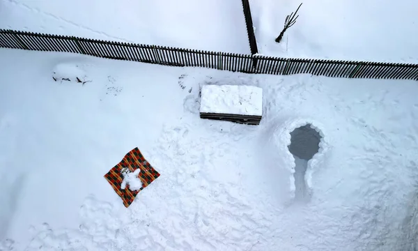 Pupazzo Neve Sdraiato Con Braccia Distese Sulla Schiena Una Coperta — Foto Stock