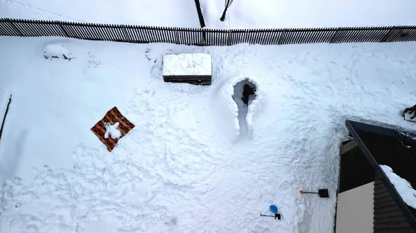 Bir Kardan Adam Sırtüstü Uzanmış Bir Şekilde Bir Battaniyeye Uzanmış — Stok fotoğraf