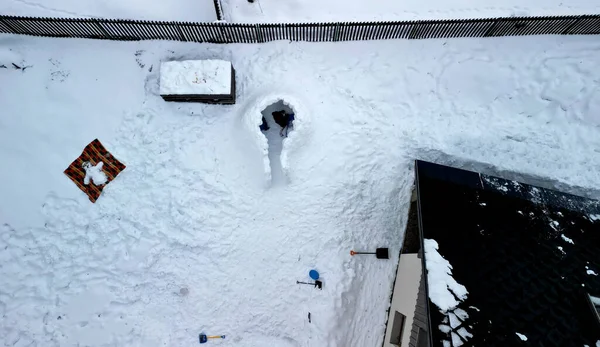 Een Sneeuwpop Liggend Met Armen Uitgestrekt Zijn Rug Een Deken — Stockfoto