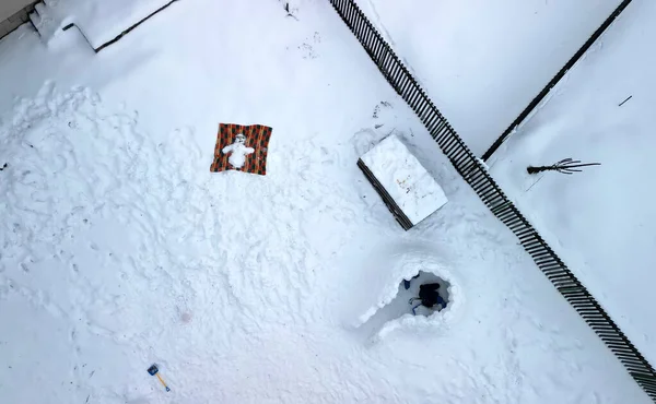 Pupazzo Neve Sdraiato Con Braccia Distese Sulla Schiena Una Coperta — Foto Stock