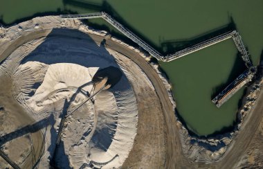 Suyun kuyusu ve ters akımı istenmeyen ince parçacıkları ve killeri toplamdan kaldırır. Yavaş yavaş, bıçak kümesi çamaşır makinesinin üst kısmına taşınır, oradan da konveyöre düşer..