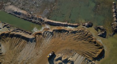 Suyun kuyusu ve ters akımı istenmeyen ince parçacıkları ve killeri toplamdan kaldırır. Yavaş yavaş, bıçak kümesi çamaşır makinesinin üst kısmına taşınır, oradan da konveyöre düşer..