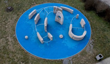 Tırtıklı, sert beton duvarlar, çarpık korkuluklar Parkour ve yeni spor. Amacı etkili bir şekilde hareket etmeyi öğrenmek ve çeşitli engelleri yönetmeyi. engelli parkur sıçrayışları, tırmanış, delik